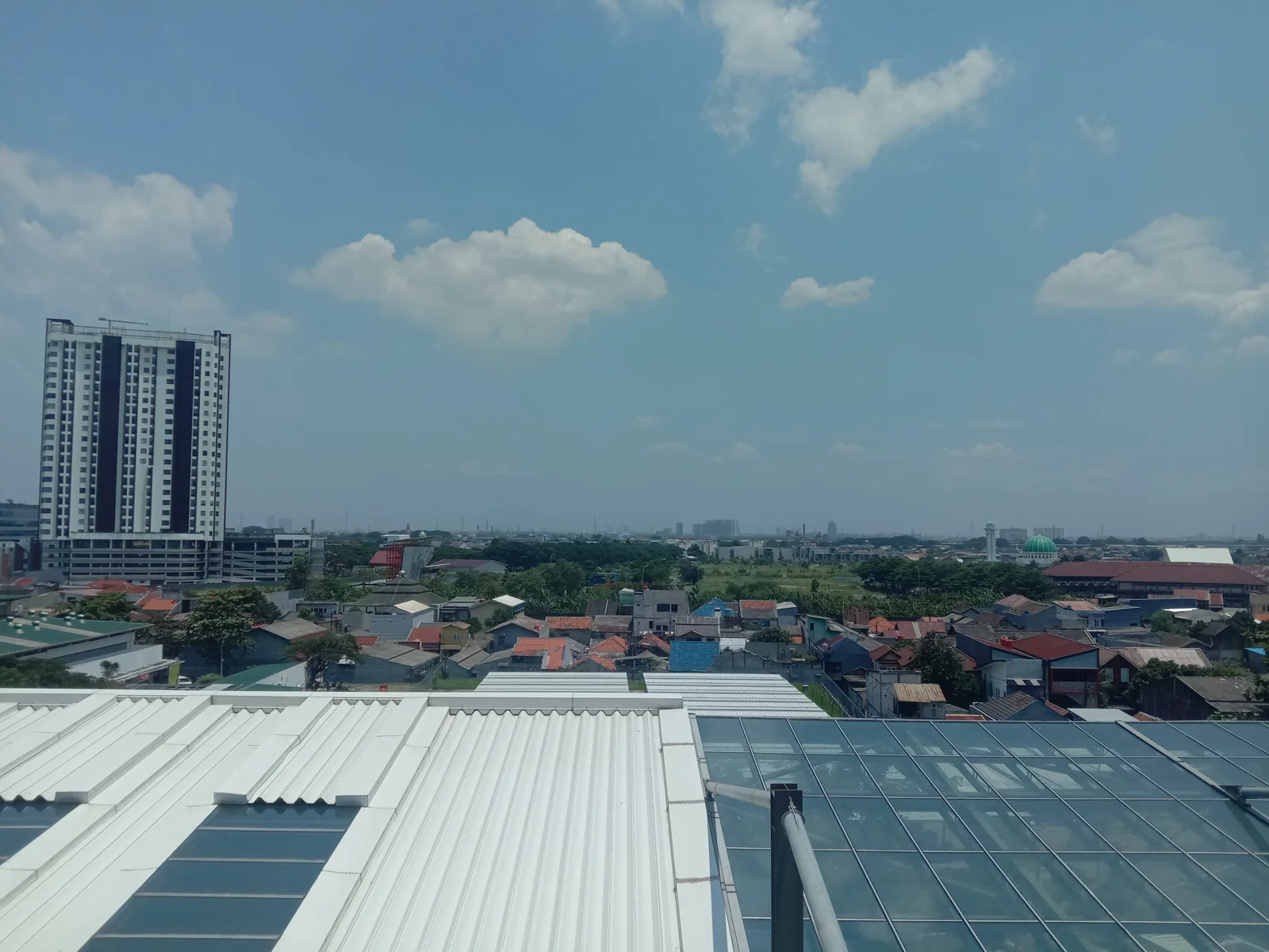 permukiman Jakarta Timur dilihat dari atap AEON Mall