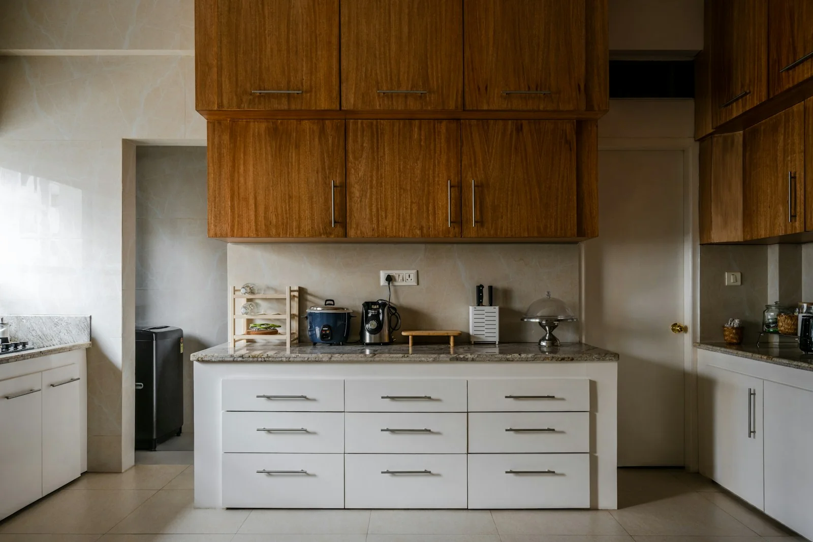 kabinet atas kayu di atas meja dapur