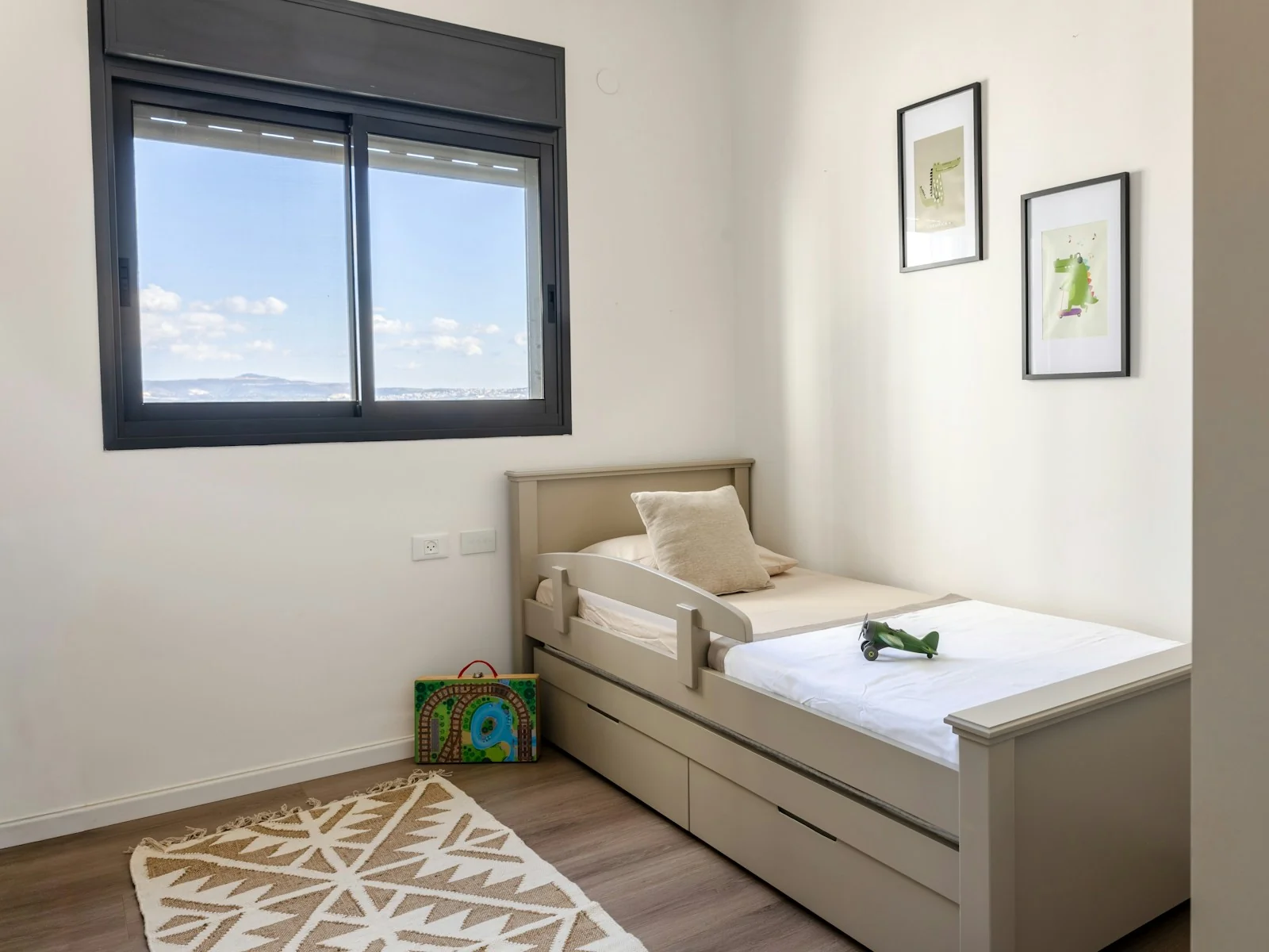 kamar anak dengan jendela lebar