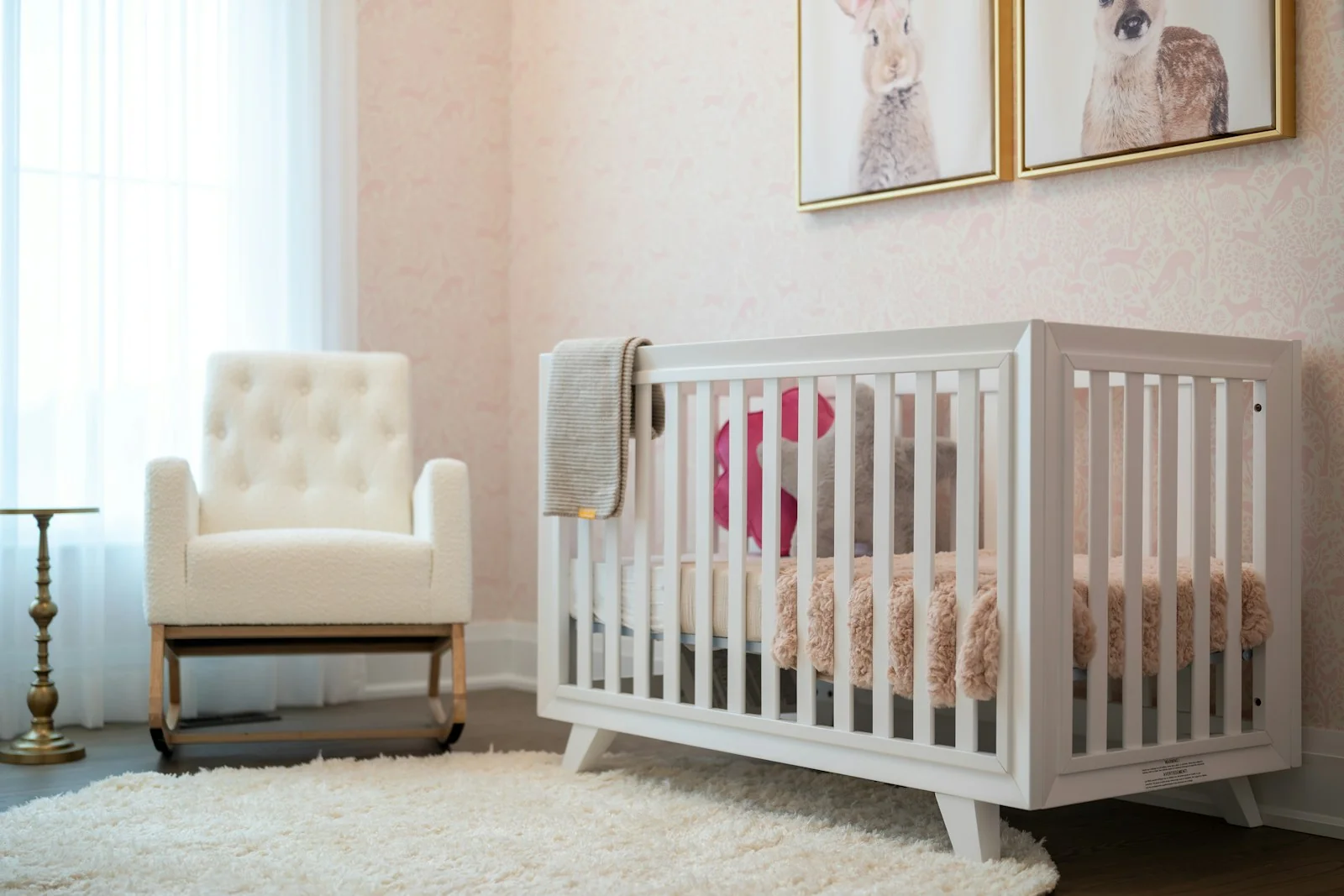 kamar bayi terang dengan boks bayi