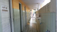 deretan kamar mandi berdinding keramik, gambaran biaya renovasi kamar mandi