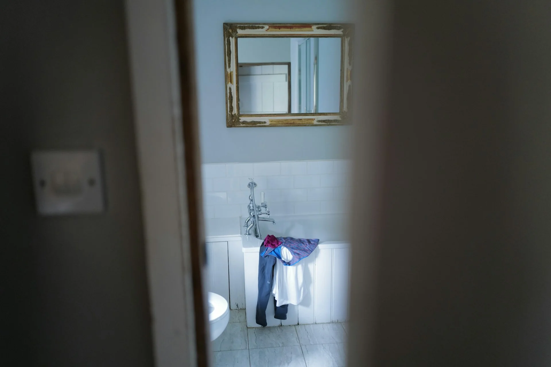 kamar mandi dengan cermin dan wastafel