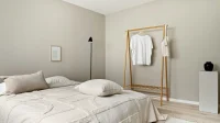 kamar-tidur-aesthetic-warm-minimalism-beige Kamar tidur aesthetic bernuansa krem dengan seprai linen beige, lantai kayu muda, dan rak gantung baju dari kayu