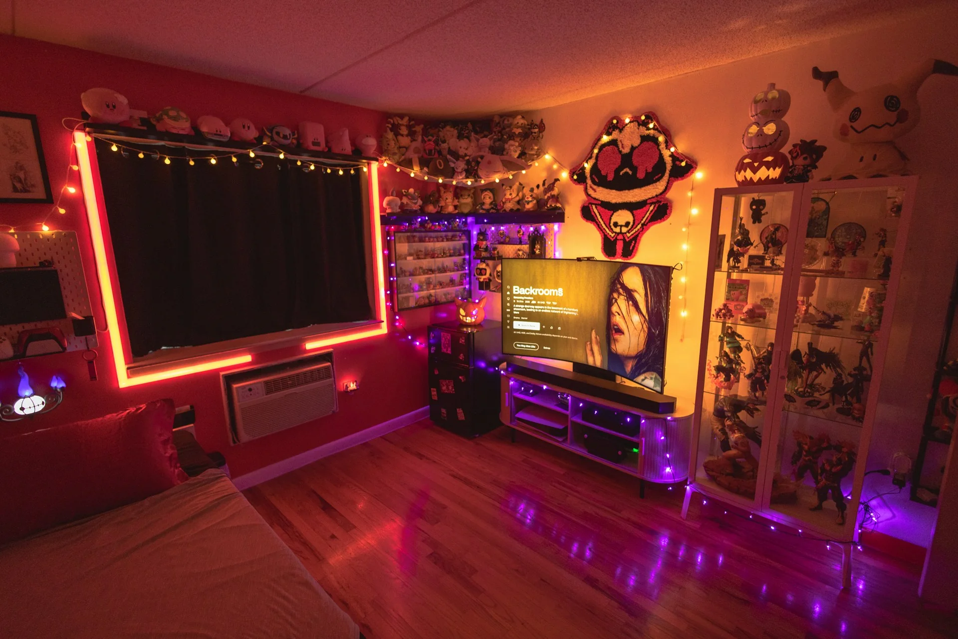 Kamar tidur remaja dengan lampu strip LED merah di sekeliling jendela dan lampu warna ungu di rak