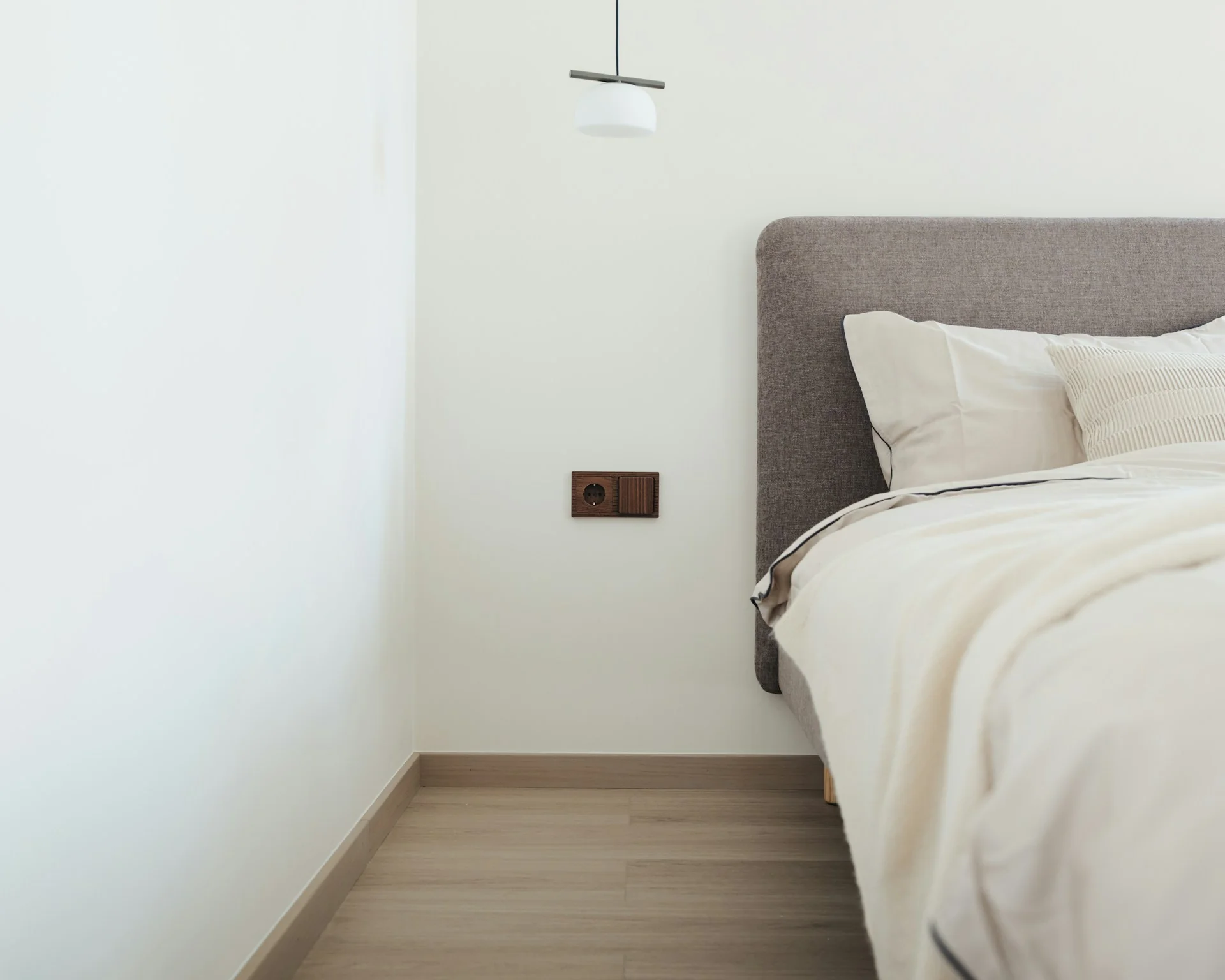 kamar-tidur-utama-minimalis kamar tidur utama minimalis dengan ranjang rapi