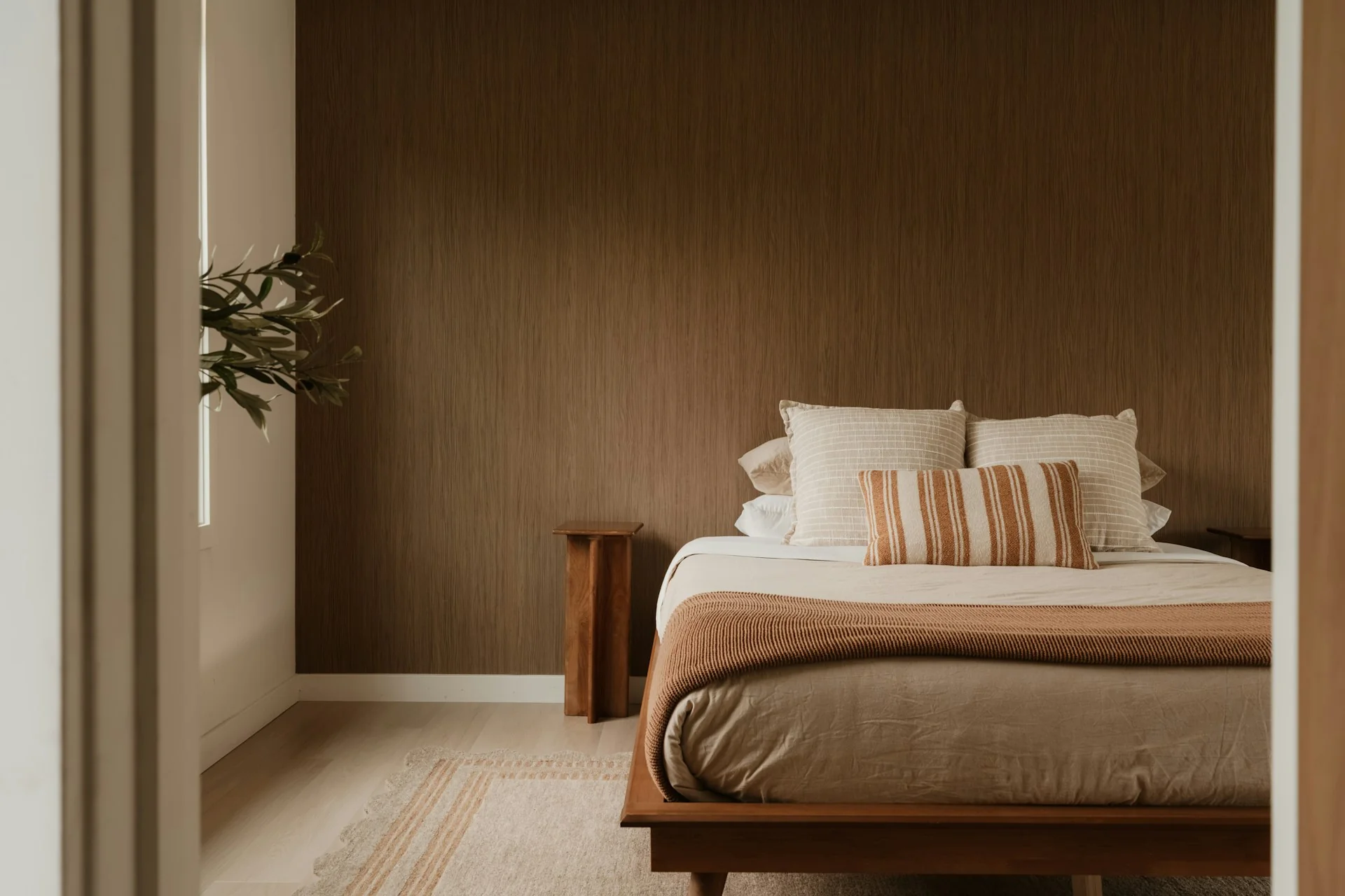 kamar tidur japandi dengan dinding cokelat hangat