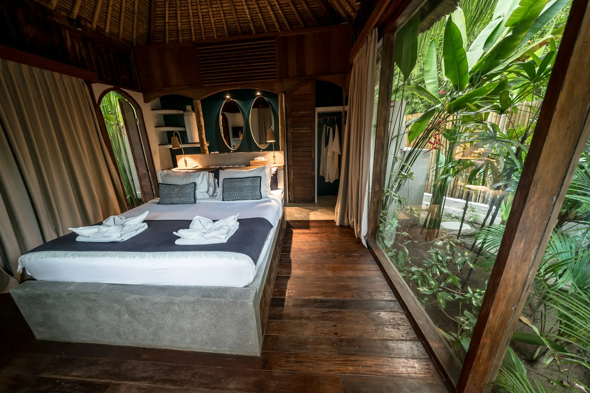 kamar tidur tropis modern dengan jendela besar