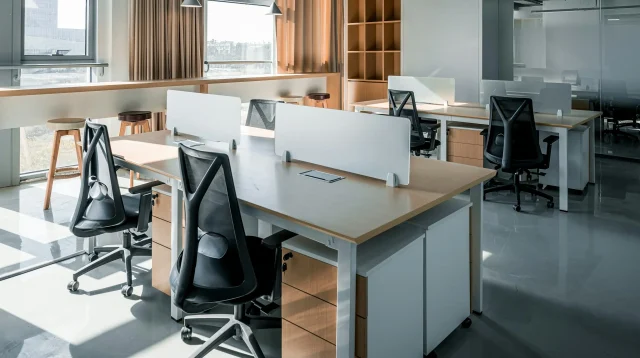 kantor minimalis dengan meja dan jendela