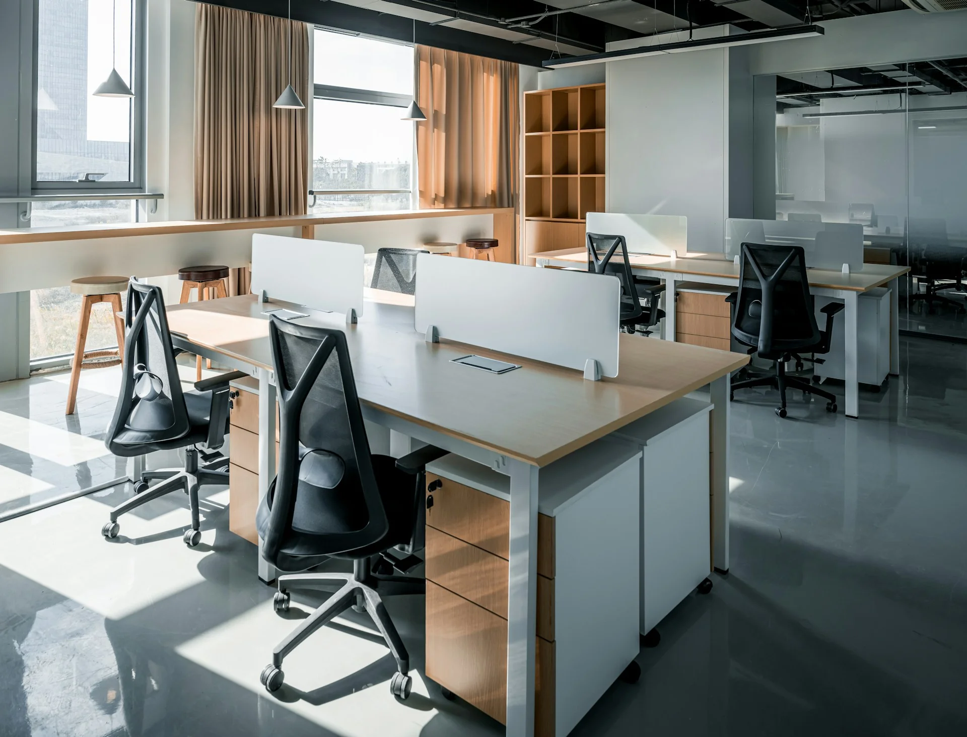 kantor-minimalis-jendela kantor minimalis dengan meja dan jendela