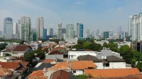 kdb-klb-kdh-atap-rumah-padat Atap rumah tapak padat di Jakarta dengan latar gedung tinggi, gambaran KDB KLB KDH
