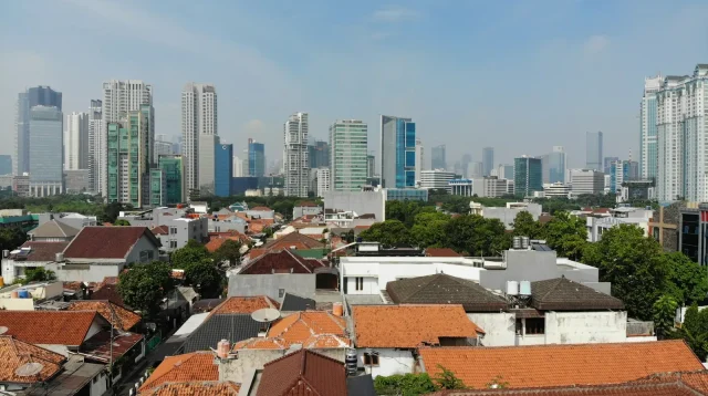 Atap rumah tapak padat di Jakarta dengan latar gedung tinggi, gambaran KDB KLB KDH