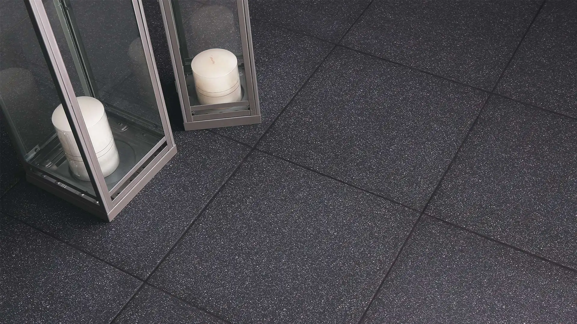 Lantai keramik granit bertekstur kasar Roman dCandi Charcoal 30x30 warna gelap