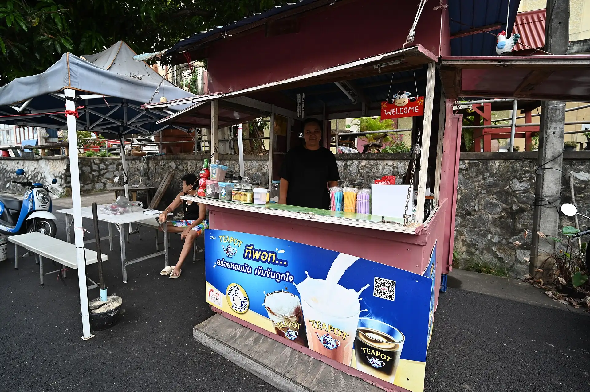 kios minuman kecil di bawah kanopi