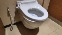 kloset duduk dengan jet washer di kamar mandi