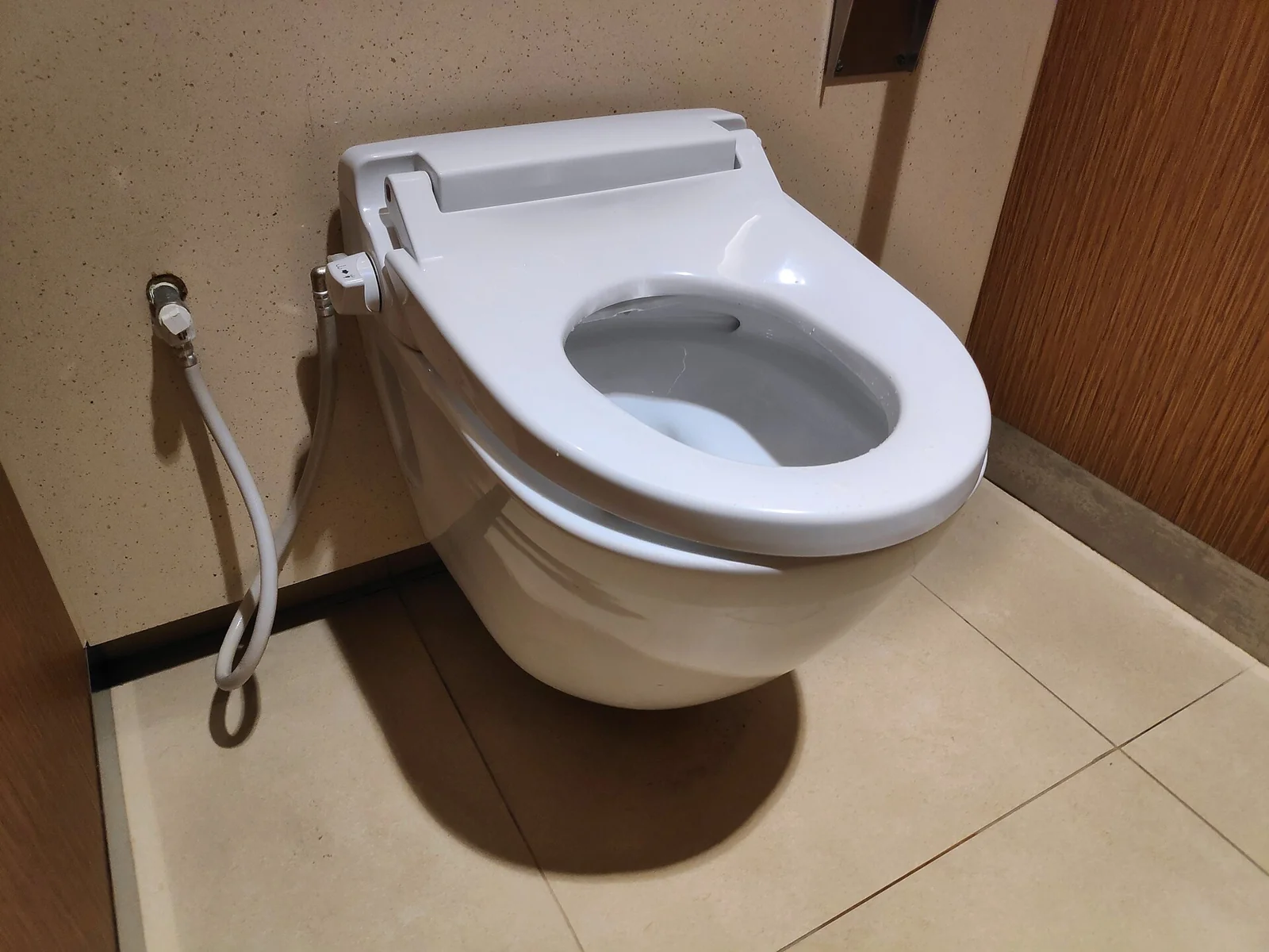kloset duduk dengan jet washer di kamar mandi