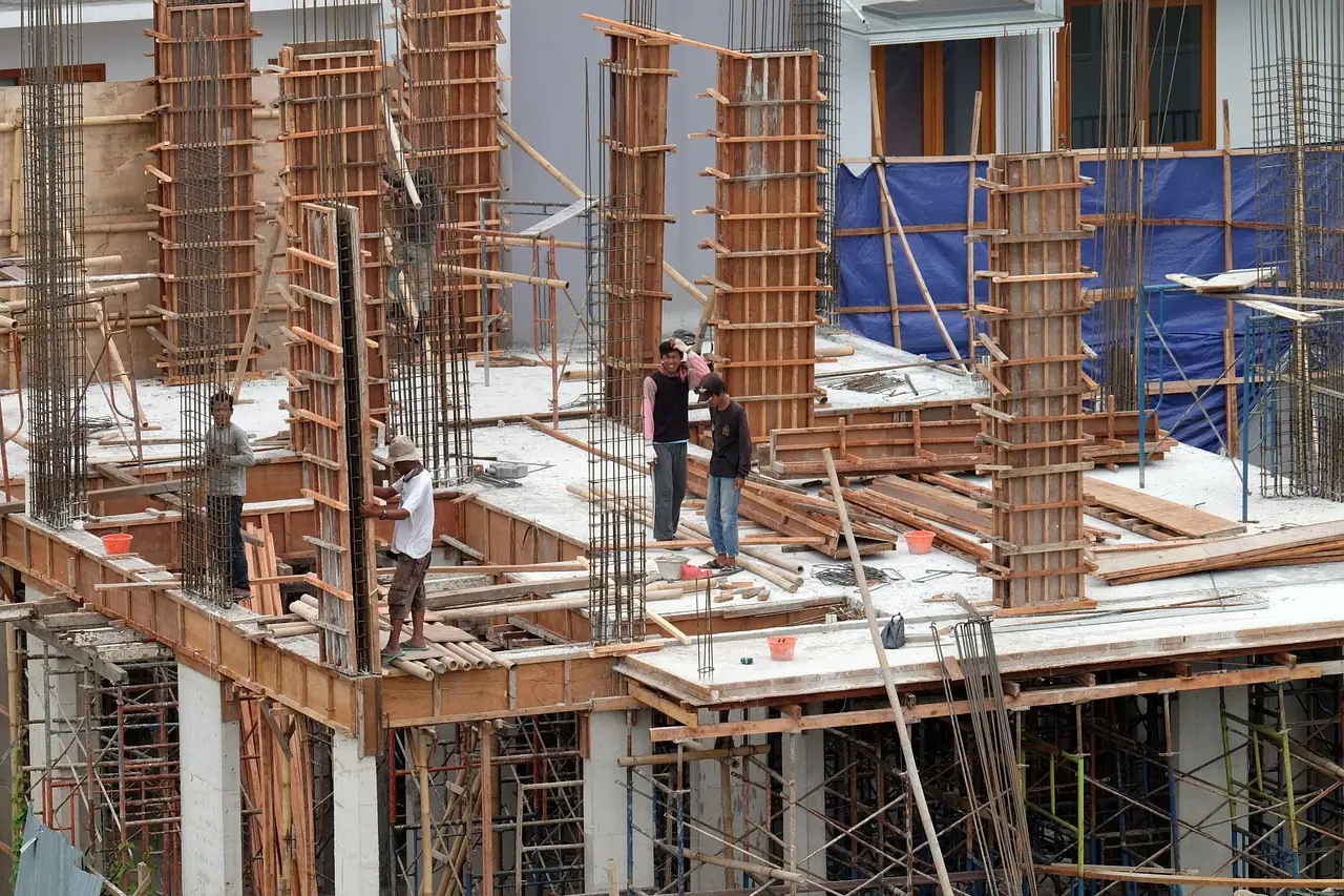 Rangka besi dan bekisting kolom beton bertulang di lantai dak bangunan bertingkat