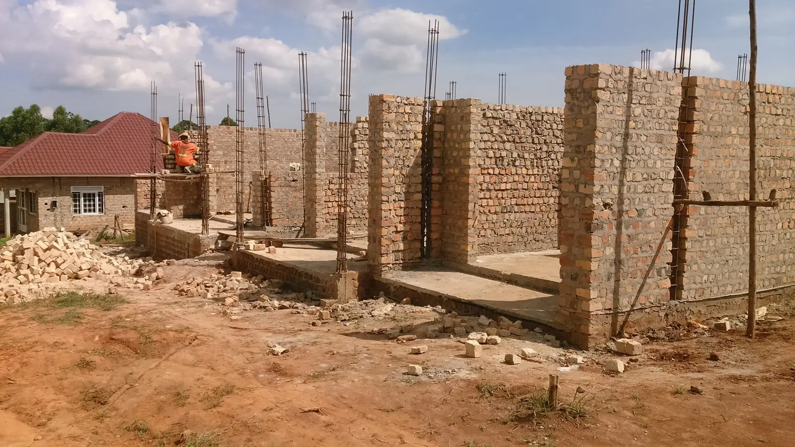 kolom dan dinding rumah yang sedang dibangun