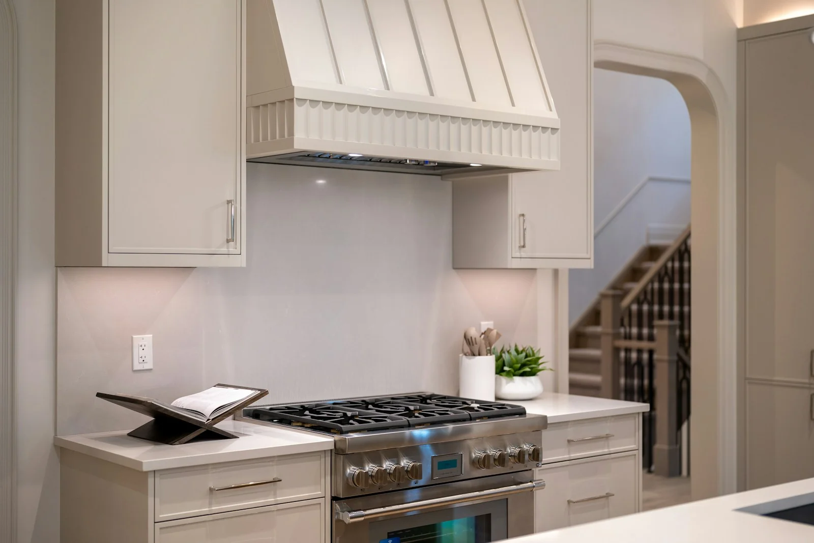 kompor dengan range hood di atasnya