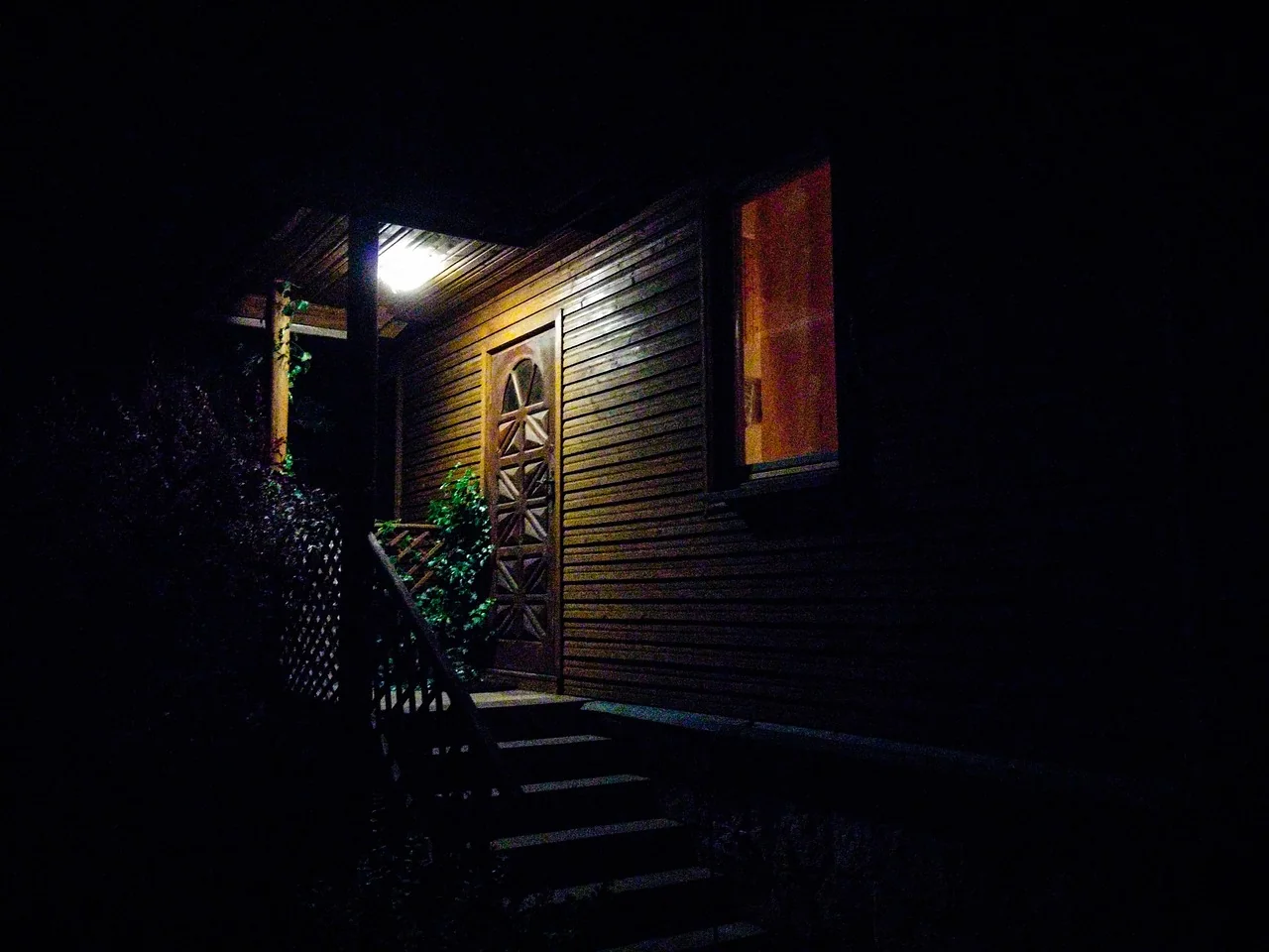lampu teras rumah menyala di malam hari