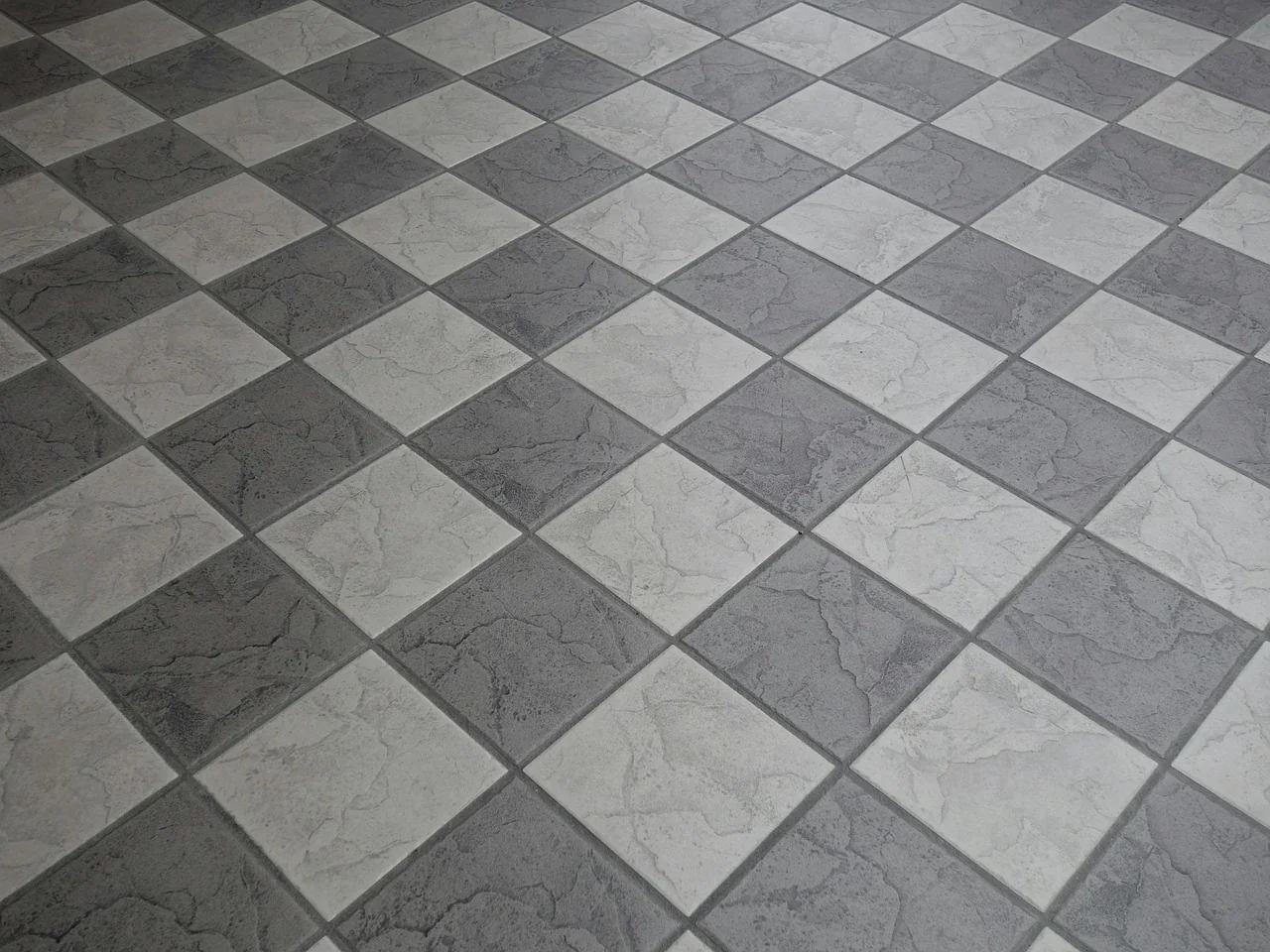 lantai keramik abu-abu motif catur