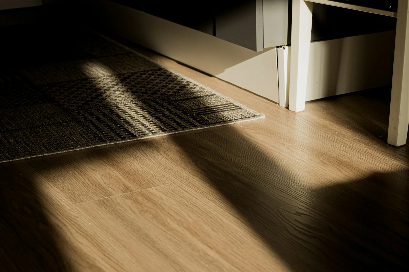 lantai-motif-kayu-ruang lantai vinyl vs keramik: lantai motif kayu di dalam rumah