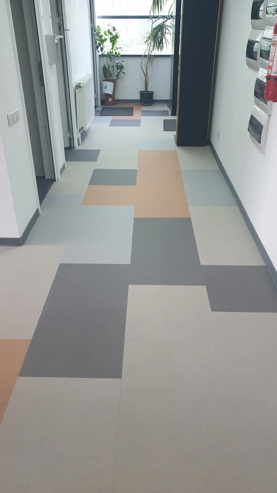 lantai ubin vinyl warna-warni di koridor