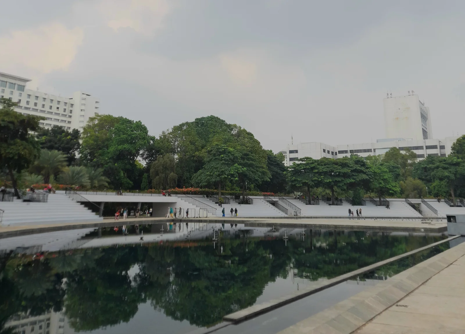 kolam dan amfiteater Taman Lapangan Banteng