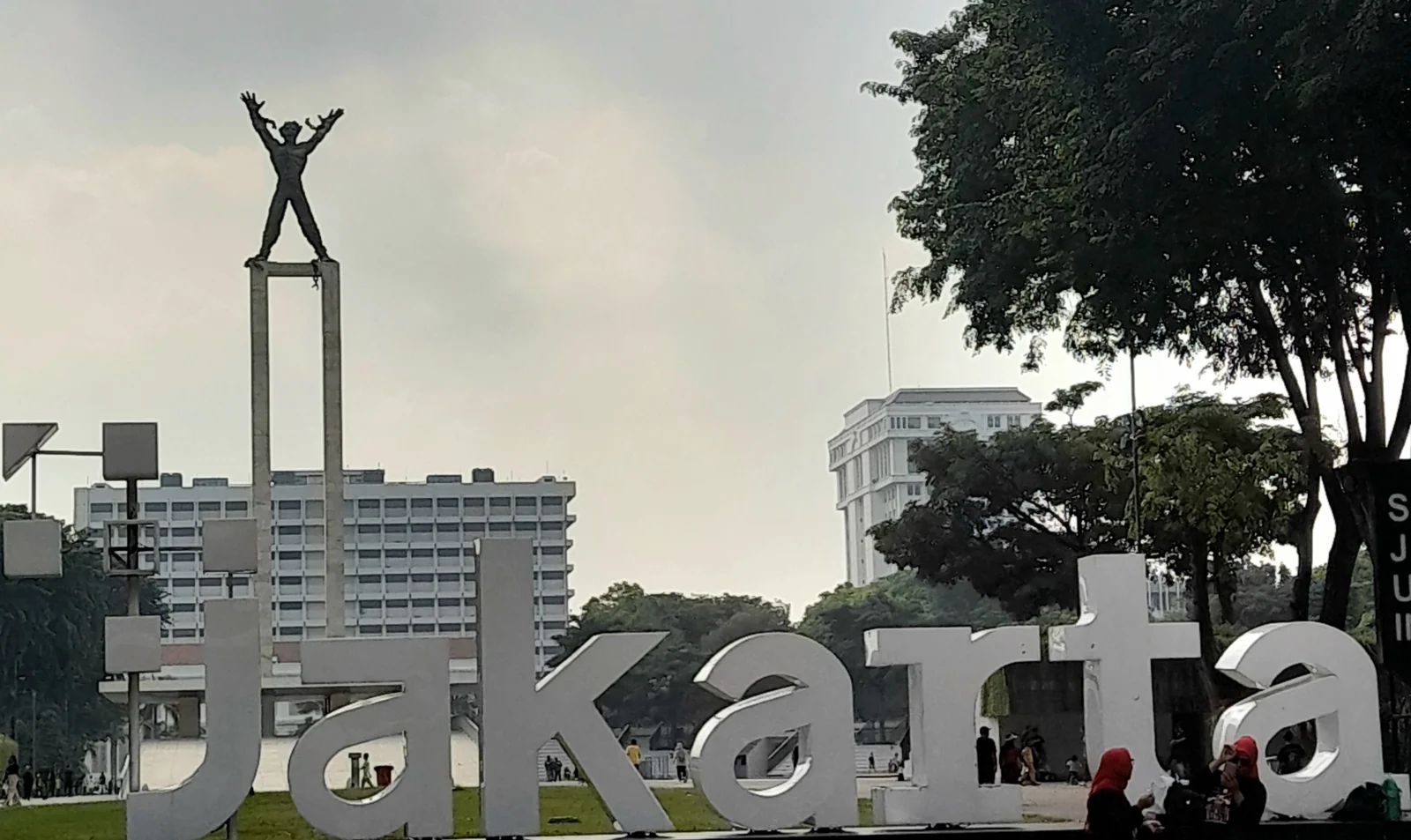 taman kota di Jakarta: Lapangan Banteng dengan Monumen Pembebasan Irian Barat