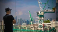 lokasi proyek bangunan dengan alat berat