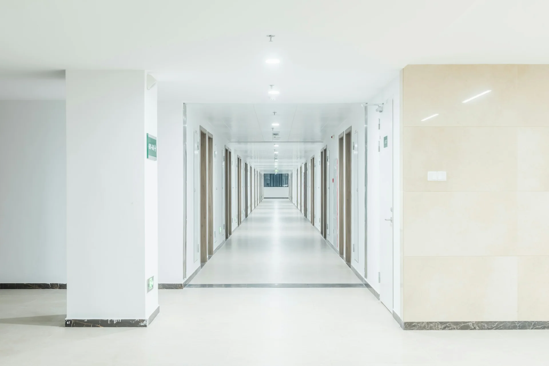 Lorong panjang dengan deretan pintu kamar di kedua sisi