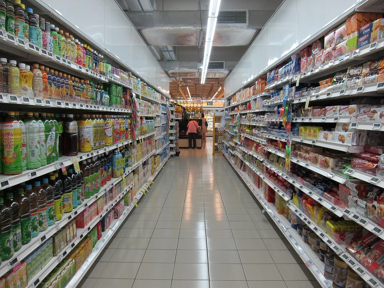 lorong toko di antara rak