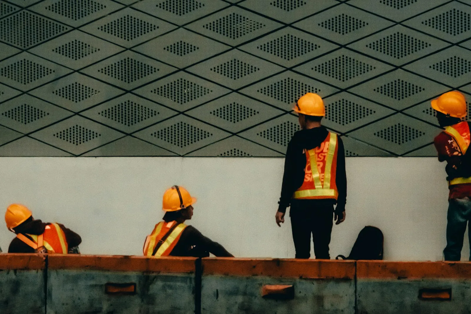 mandor dan pekerja berhelm di proyek