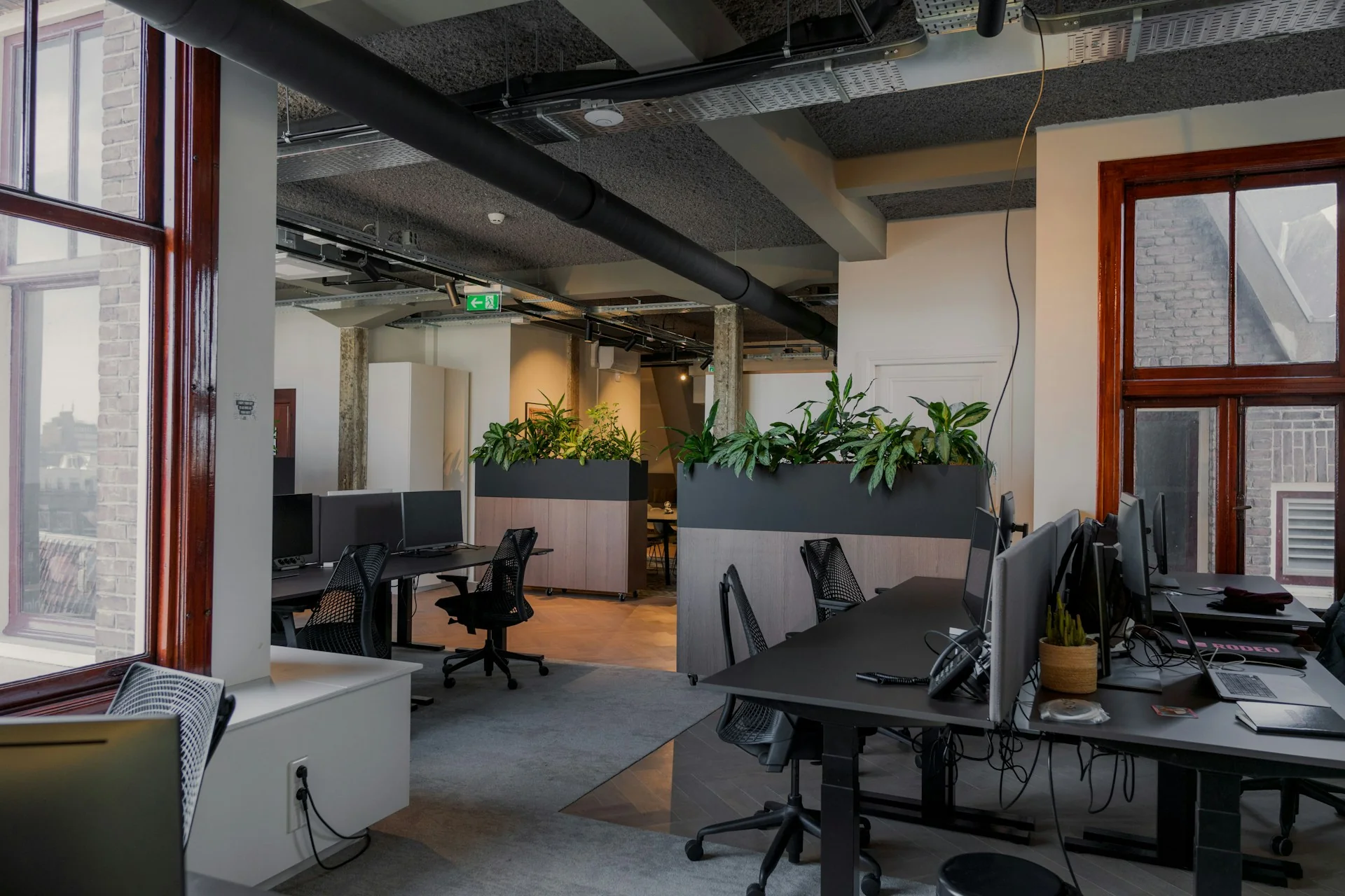 kantor dengan meja panjang bersama