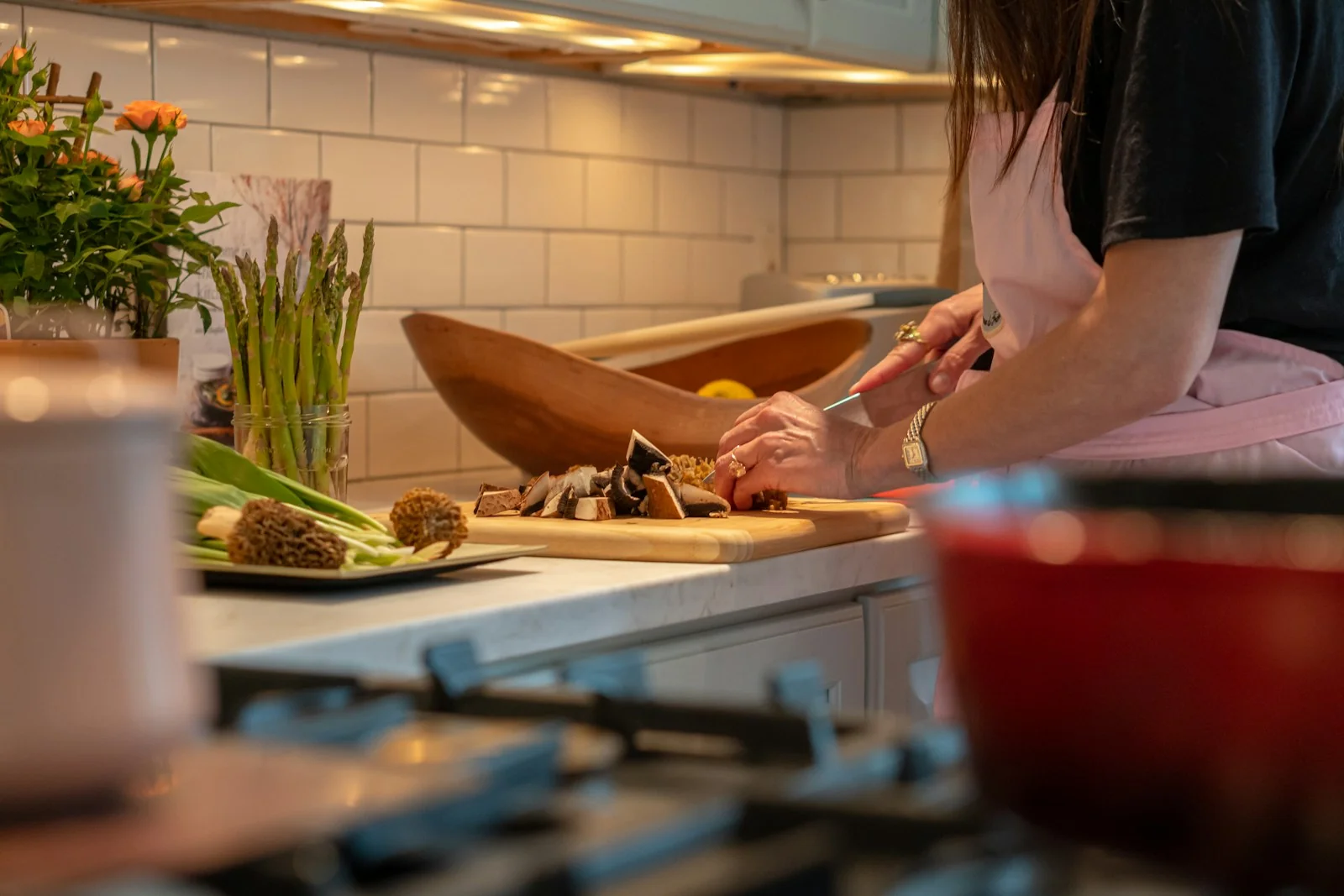 memotong sayur di meja dapur