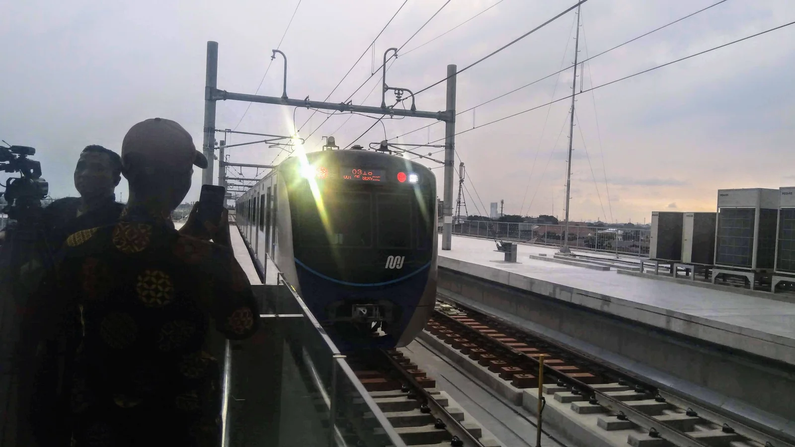 kereta MRT Ratangga tiba di Stasiun Lebak Bulus