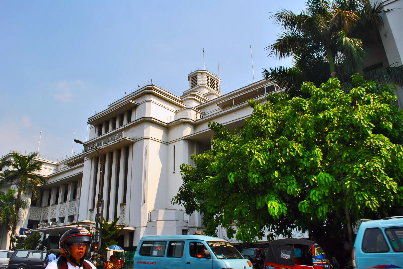 gedung Museum Bank Mandiri bergaya Nieuw Zakelijk