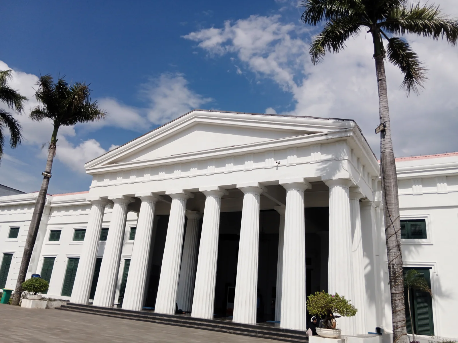 fasad Museum Seni Rupa dan Keramik dengan deretan tiang besar