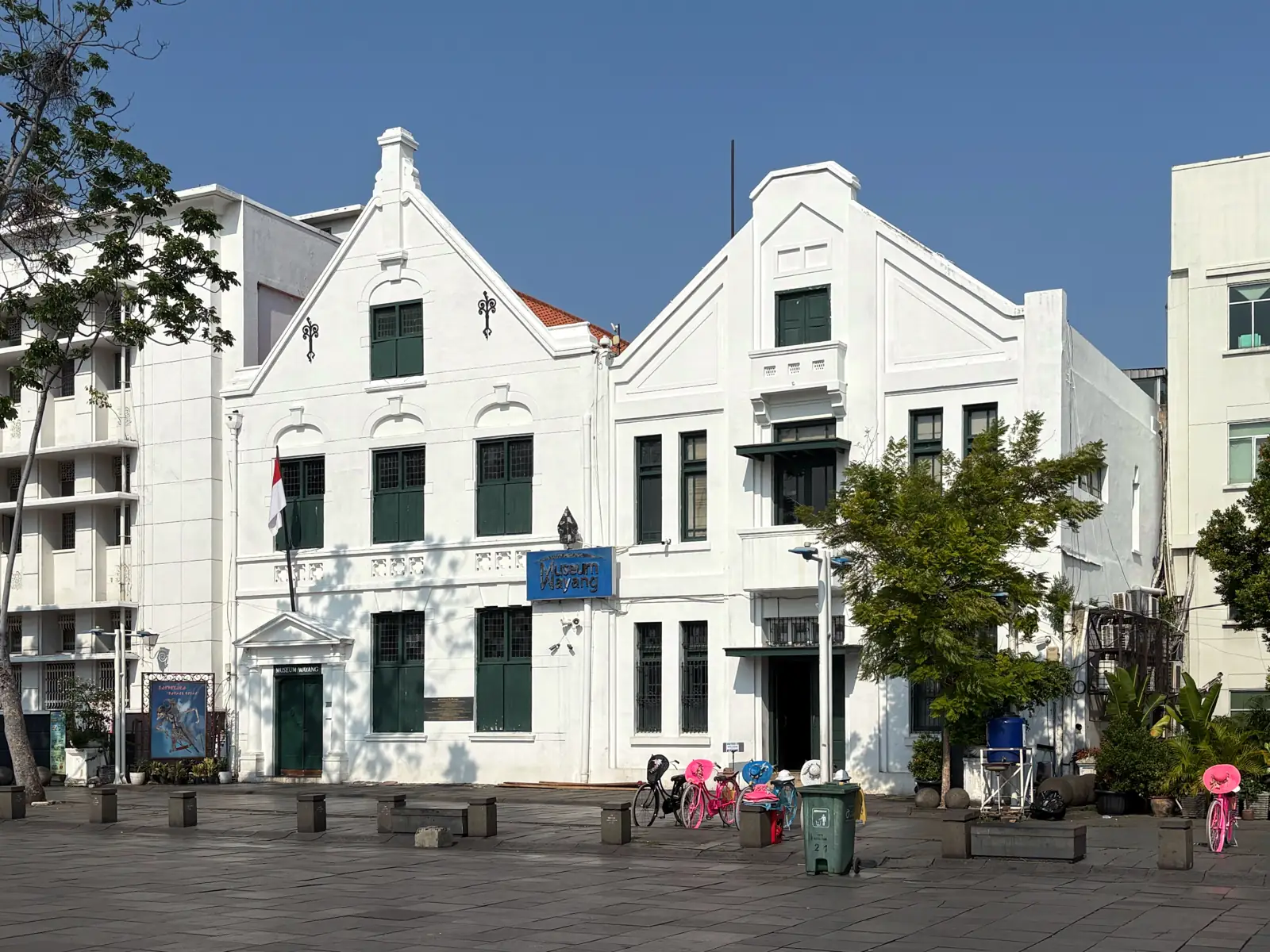 fasad putih Museum Wayang bergaya Neo-Renaisans di Kota Tua