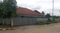 Pagar lembaran seng gelombang abu-abu tertutup penuh dengan pintu ganda di Rumah Cimanggis, Depok