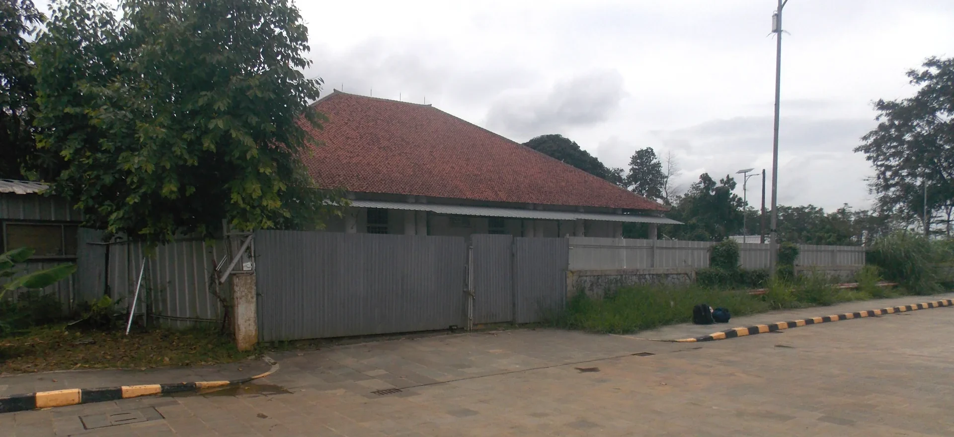 pagar-seng-galvalum-depok-crop Pagar lembaran seng gelombang abu-abu tertutup penuh dengan pintu ganda di Rumah Cimanggis, Depok