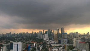 deretan rumah dan gedung di Jakarta Pusat dilihat dari atap Perpusnas