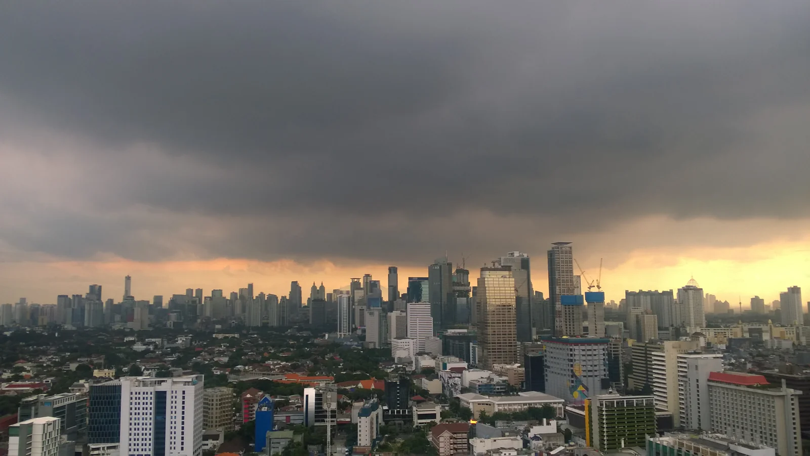 deretan rumah dan gedung di Jakarta Pusat dilihat dari atap Perpusnas