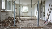 Ruang rumah direnovasi dengan dinding dibongkar dan penyangga besi sementara