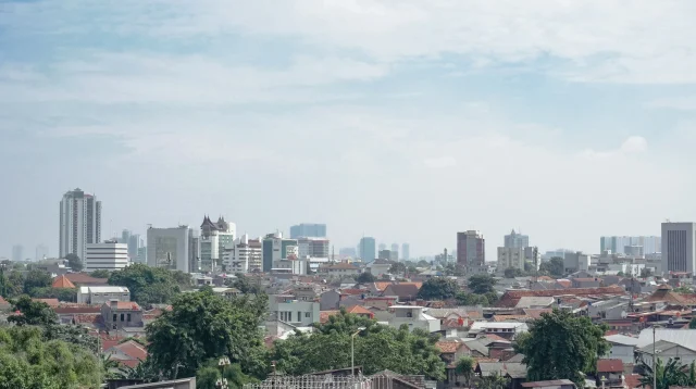 Permukiman rumah tapak dan gedung tinggi di Jakarta dilihat dari ketinggian