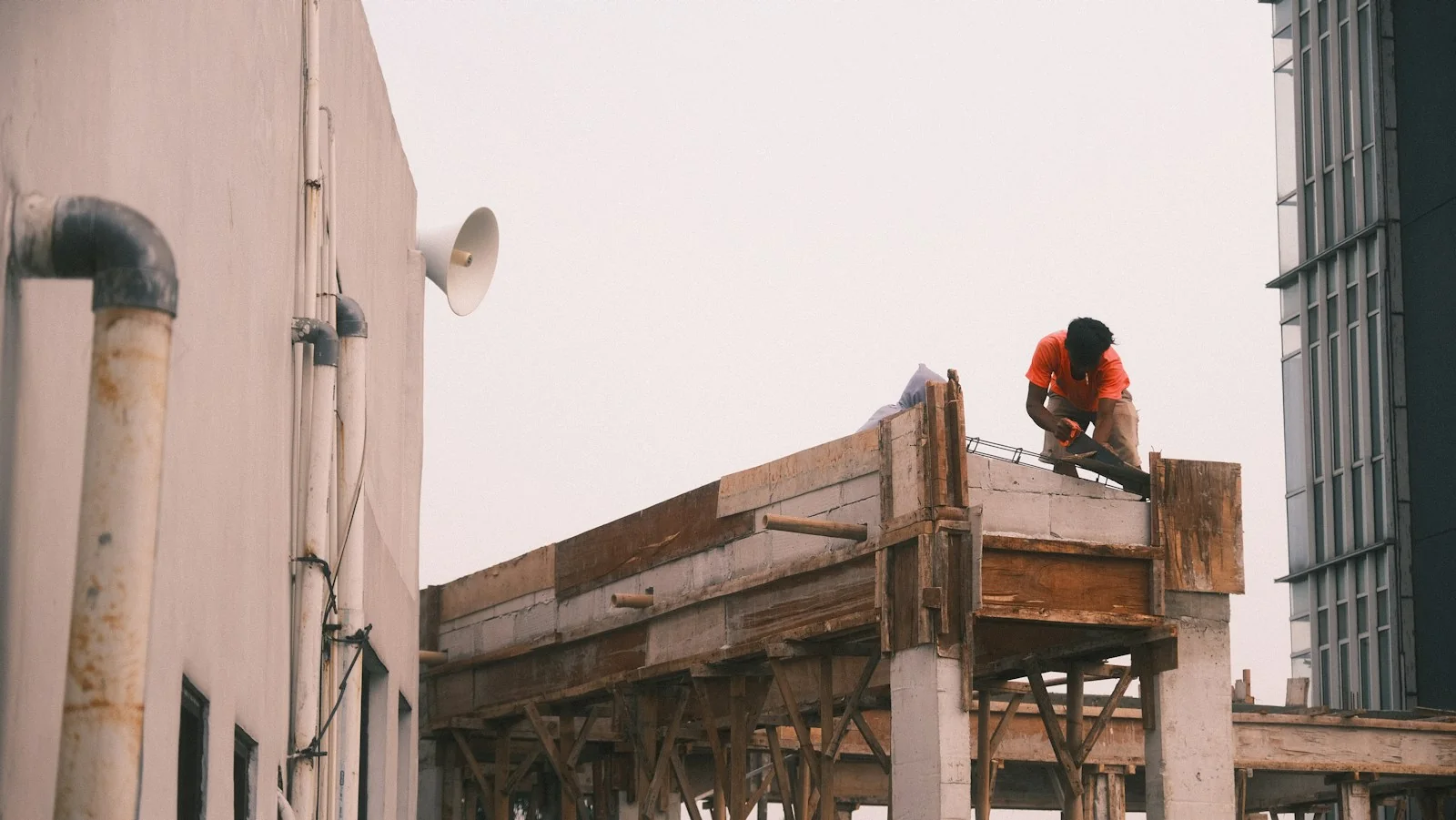 pekerja di proyek bangunan, gambaran harga bahan bangunan Jakarta