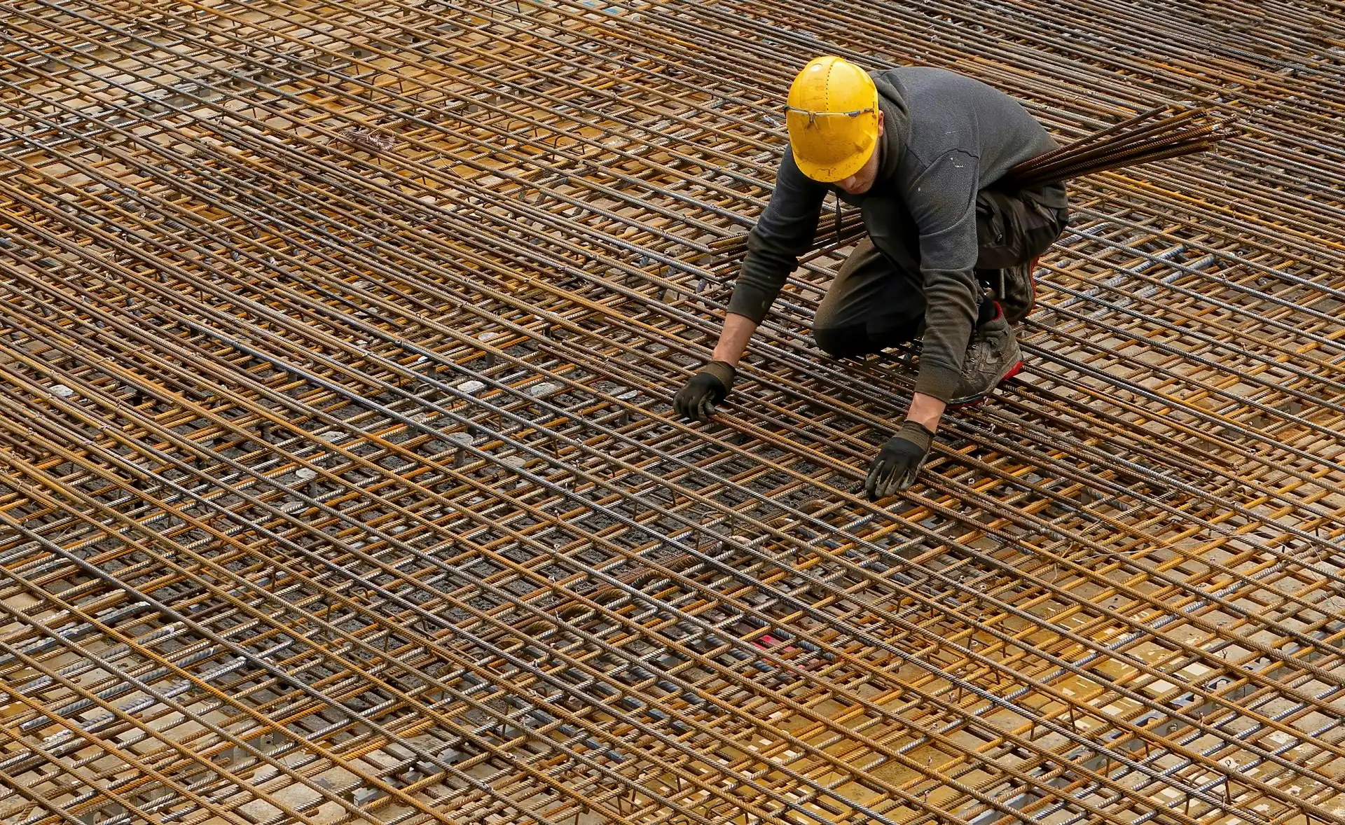 pekerja berhelm kuning di proyek
