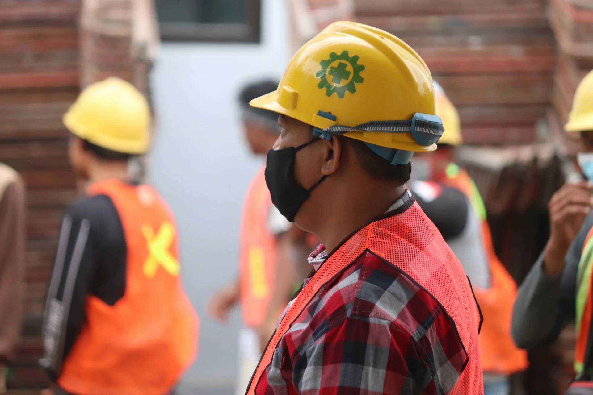 pekerja berhelm kuning di proyek