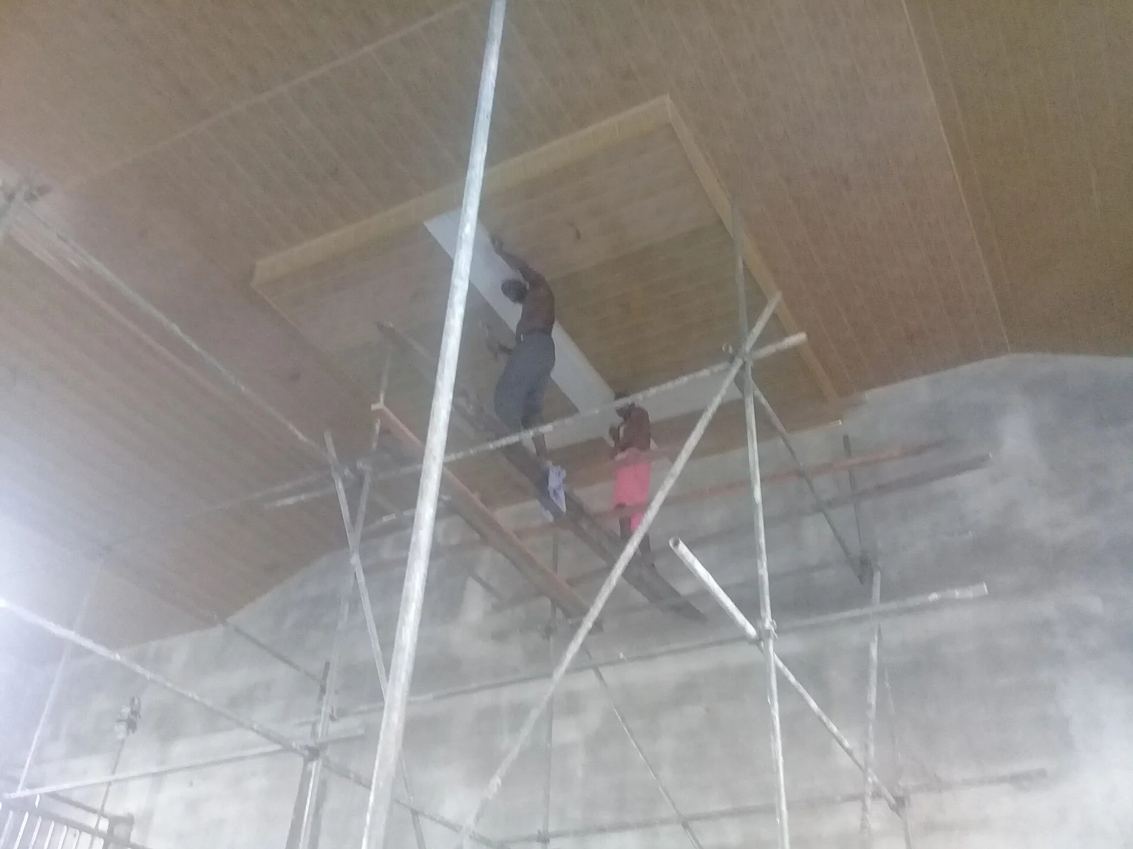 pemasangan plafon PVC motif kayu
