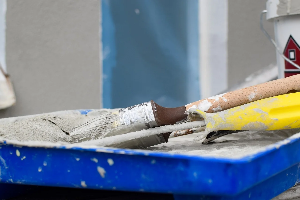kuas dan rol cat untuk renovasi