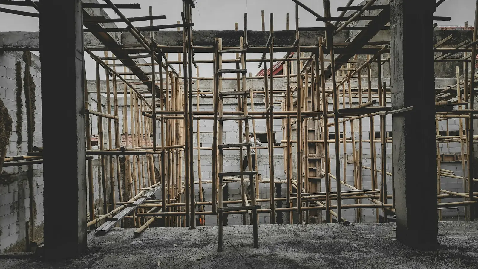 perancah bambu penyangga dak lantai dua